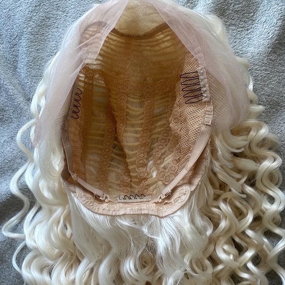 - 26” BLONDE CURLY Lace Front Wig *NWT*